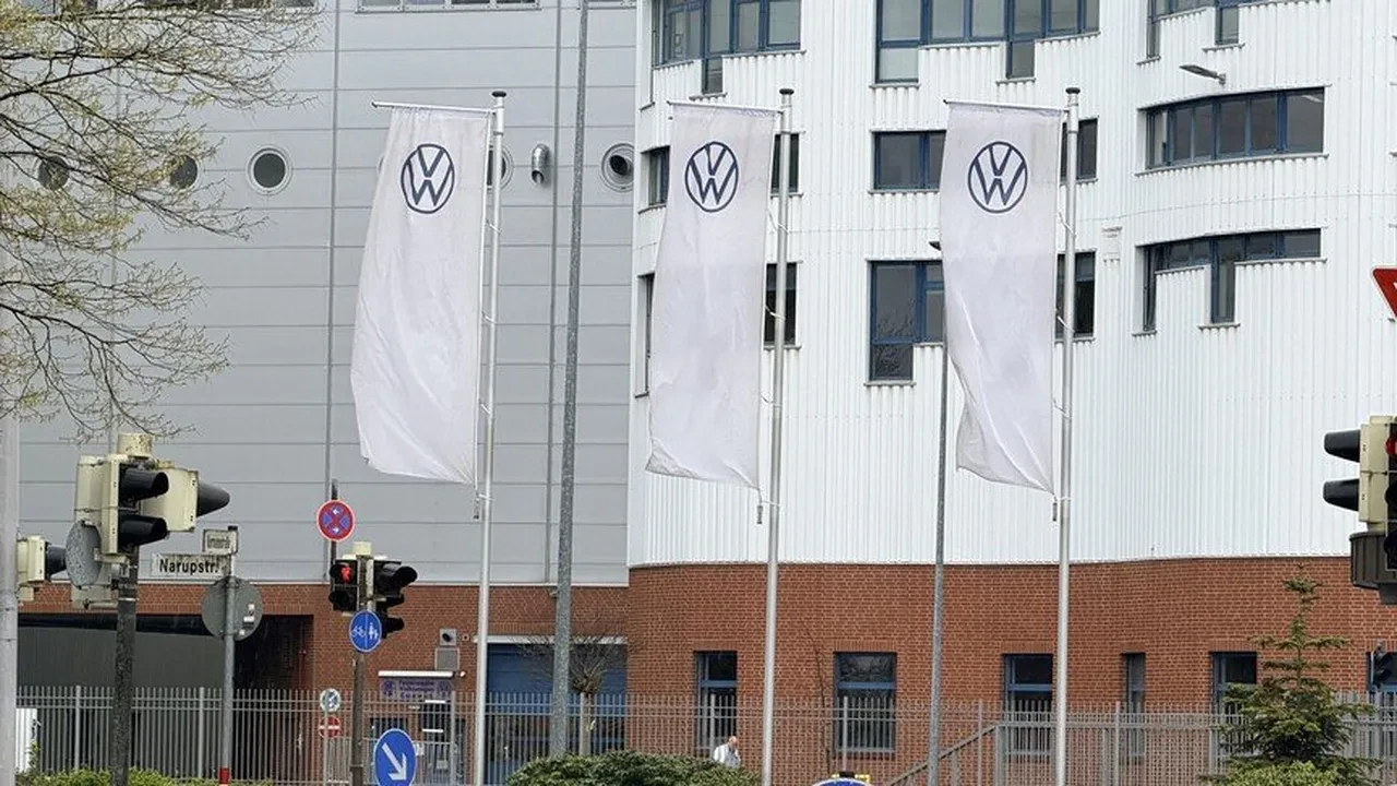Volkswagen’de tarihi kriz! Yönetim ve işçiler karşı karşıya geldi, sert protestolar kapıda