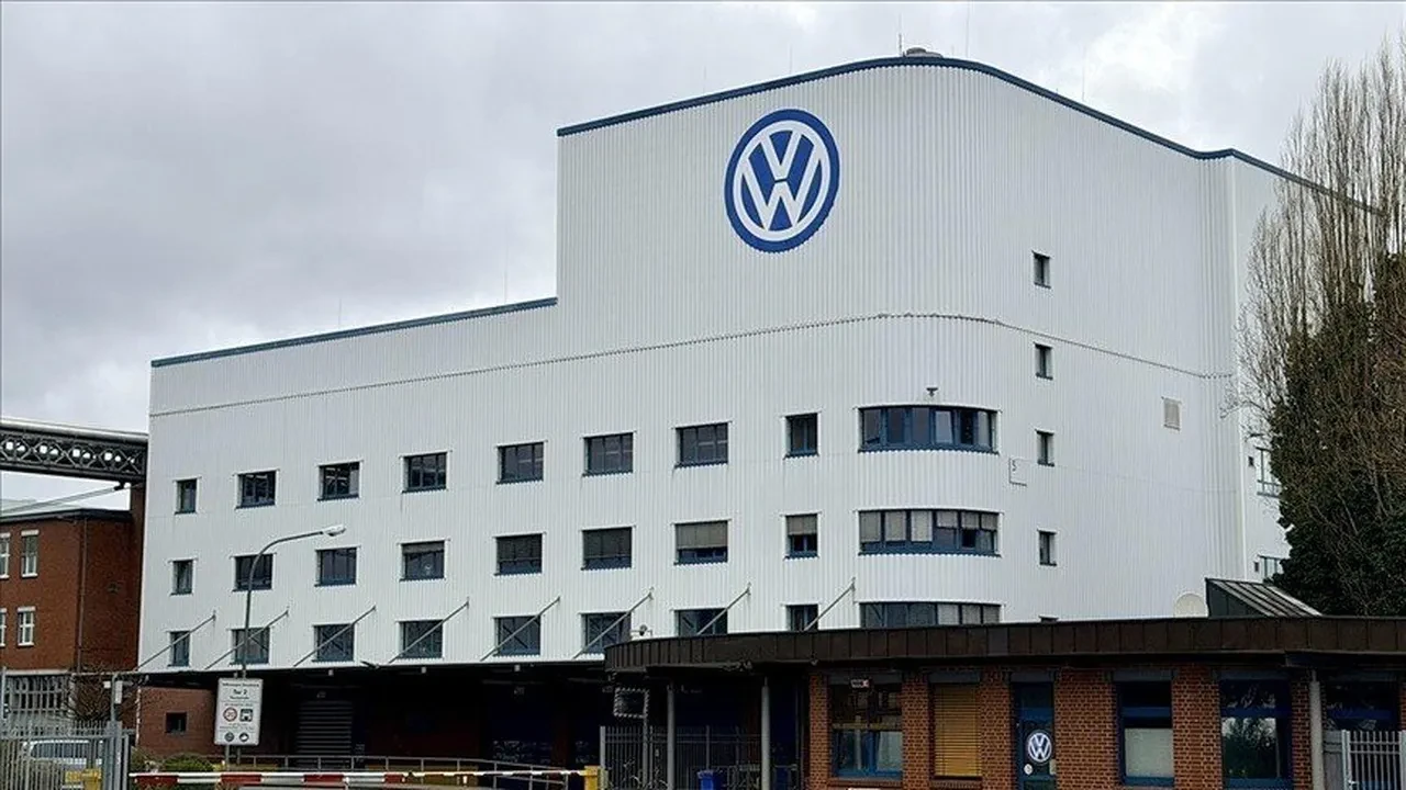Volkswagen’de tarihi kriz! Yönetim ve işçiler karşı karşıya geldi, sert protestolar kapıda