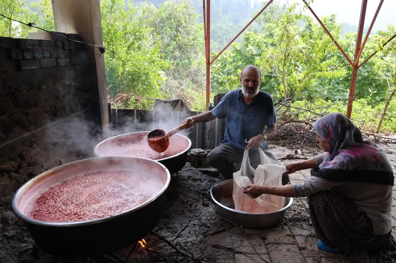 Yapımı tam altı saat sürüyor, litresi bin liraya satılıyor! Kola yerine bunu içiyorlar