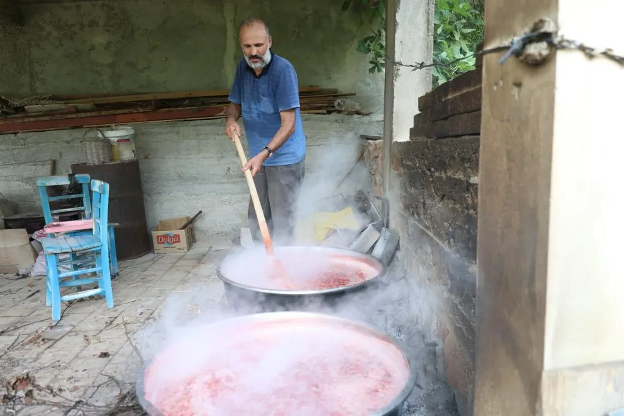 Yapımı tam altı saat sürüyor, litresi bin liraya satılıyor! Kola yerine bunu içiyorlar