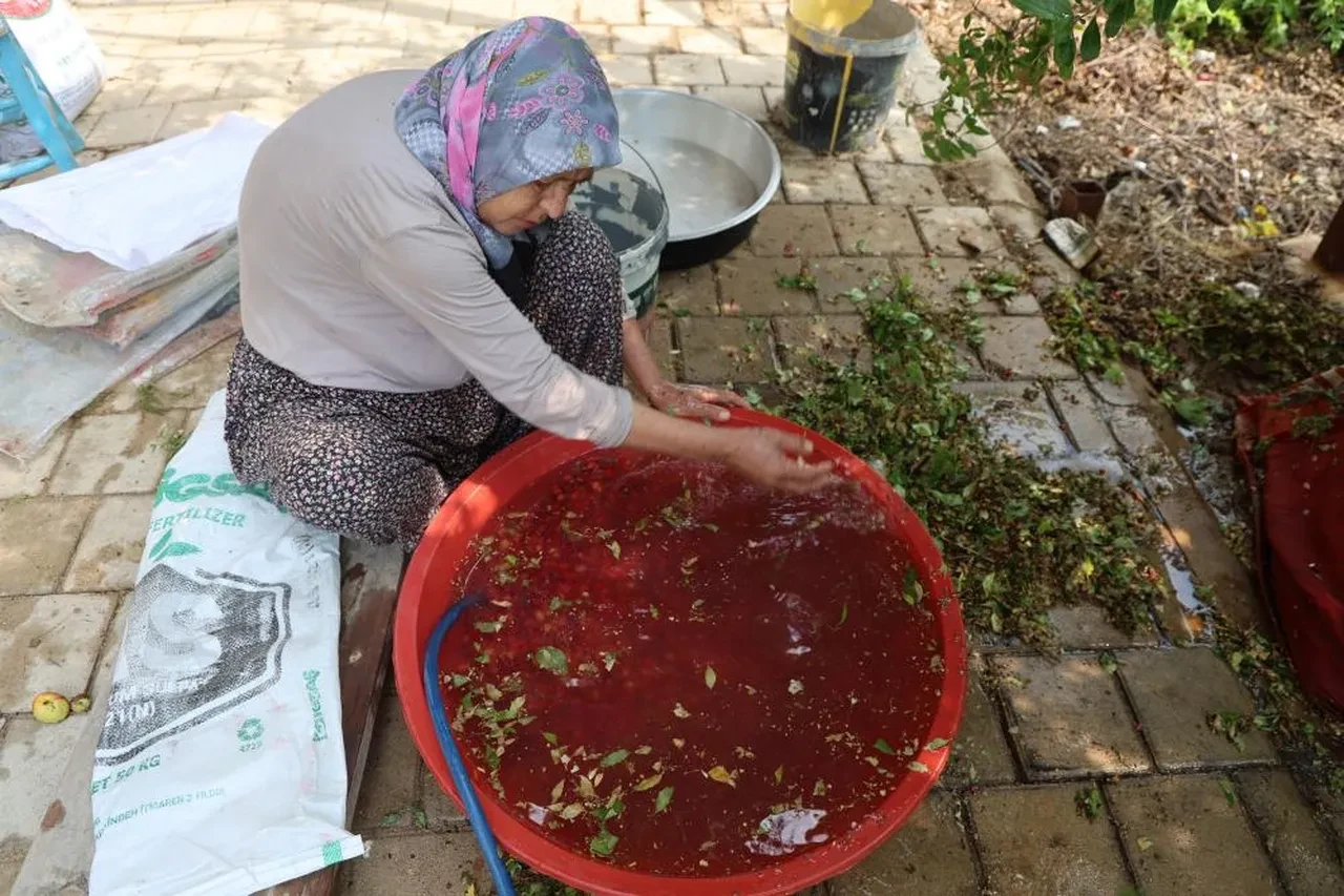 Yapımı tam altı saat sürüyor, litresi bin liraya satılıyor! Kola yerine bunu içiyorlar