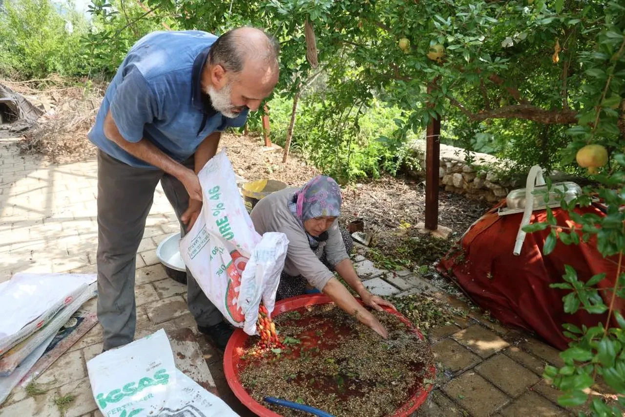 Yapımı tam altı saat sürüyor, litresi bin liraya satılıyor! Kola yerine bunu içiyorlar