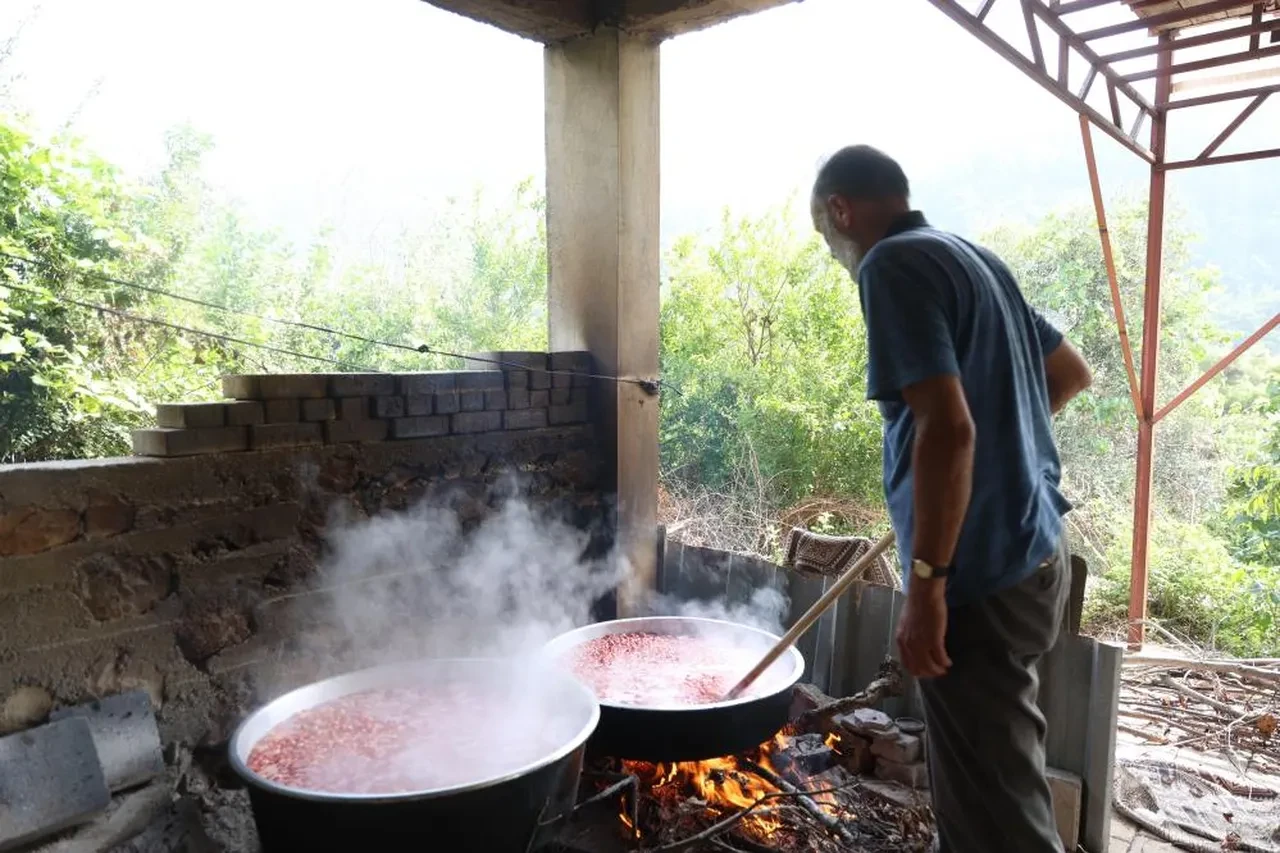 Yapımı tam altı saat sürüyor, litresi bin liraya satılıyor! Kola yerine bunu içiyorlar