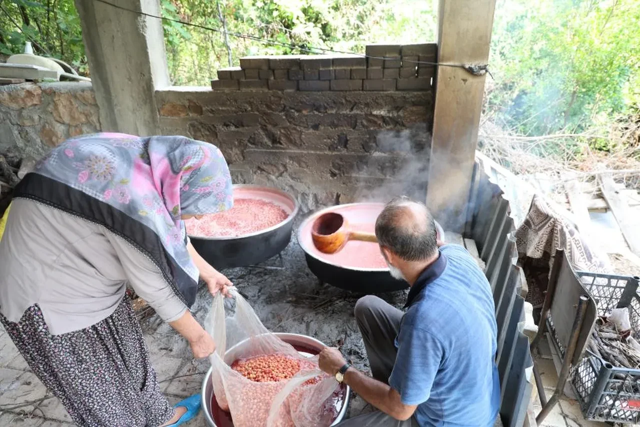 Yapımı tam altı saat sürüyor, litresi bin liraya satılıyor! Kola yerine bunu içiyorlar