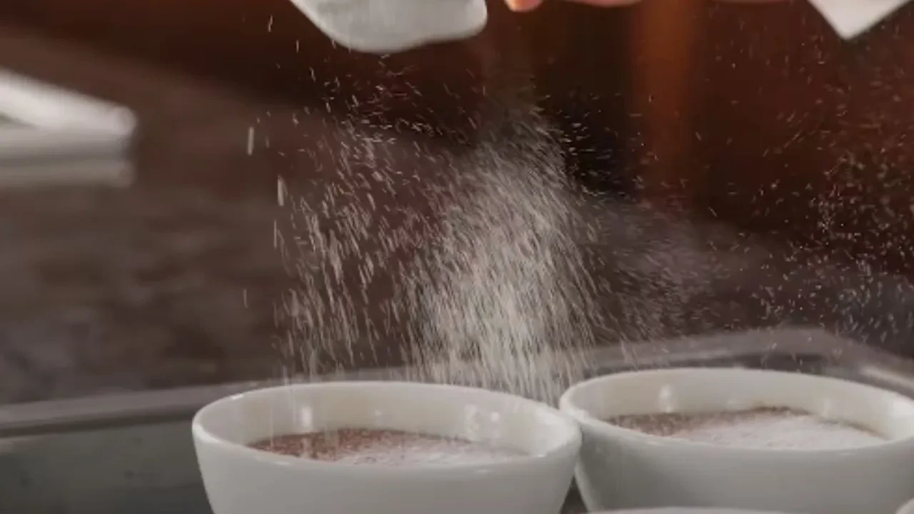 6 dakikada hazır, ilk kaşıkta akıyor! Mehmet Şef’in dokunuşuyla sufle tarifi