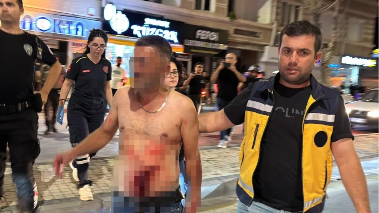 Aksaray'da karnından yaralanan şahıs ekiplere zorluk çıkardı: Yol ortasında soyunup bağırmaya başladı