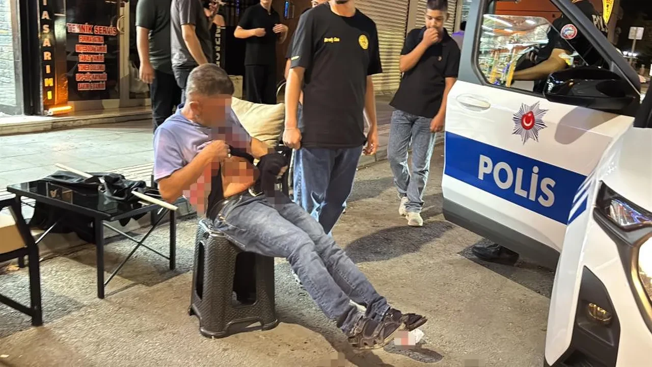 Aksaray'da karnından yaralanan şahıs ekiplere zorluk çıkardı: Yol ortasında soyunup bağırmaya başladı