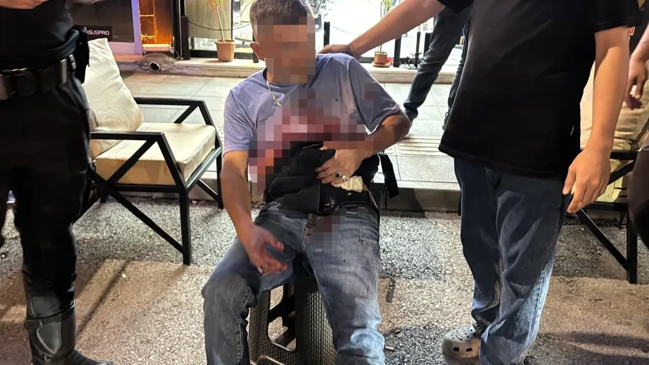 Aksaray'da karnından yaralanan şahıs ekiplere zorluk çıkardı: Yol ortasında soyunup bağırmaya başladı