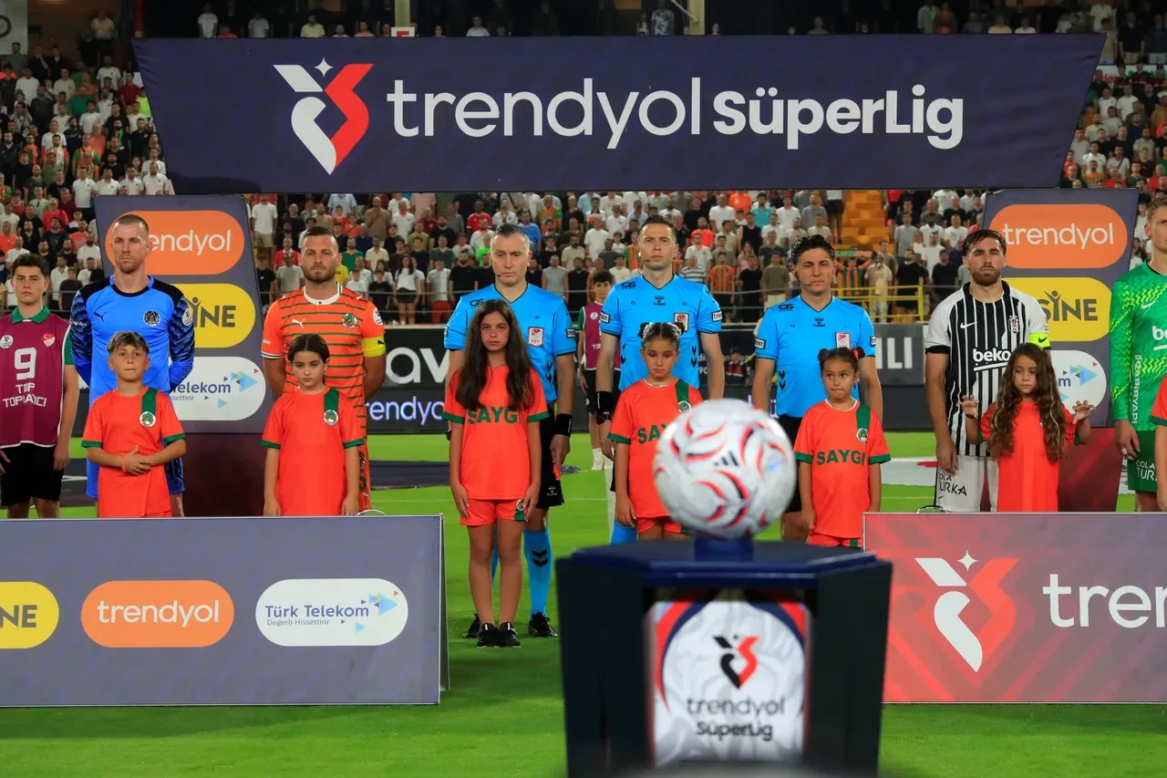 Alanyaspor-Beşiktaş maçındaki hakem kararları yargıya taşındı: 3 avukattan suç duyurusu!