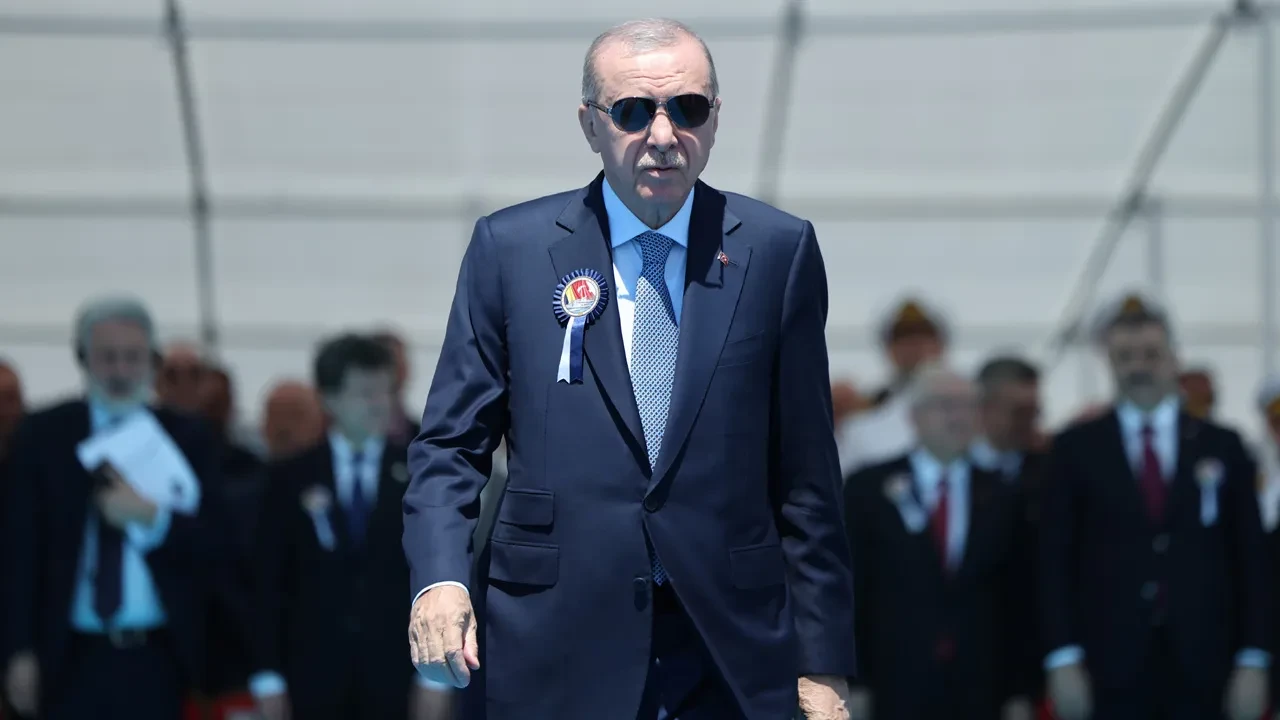 Aydın'da üst geçide Cumhurbaşkanı Erdoğan'a hakaret içerikli maket asıldı! 1 kişi gözaltına alındı