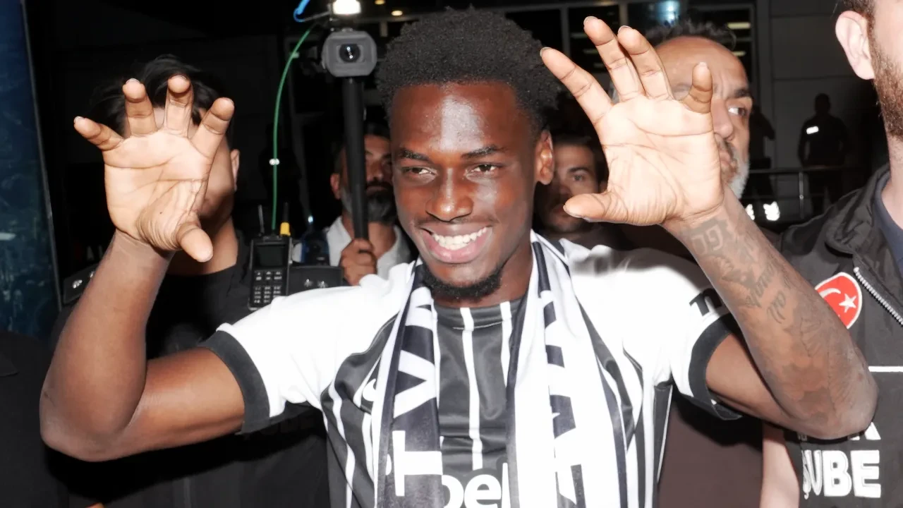 Beşiktaş'ın yeni transferi Ernest Poku İstanbul'da: 17 numara coşkuyla karşılandı