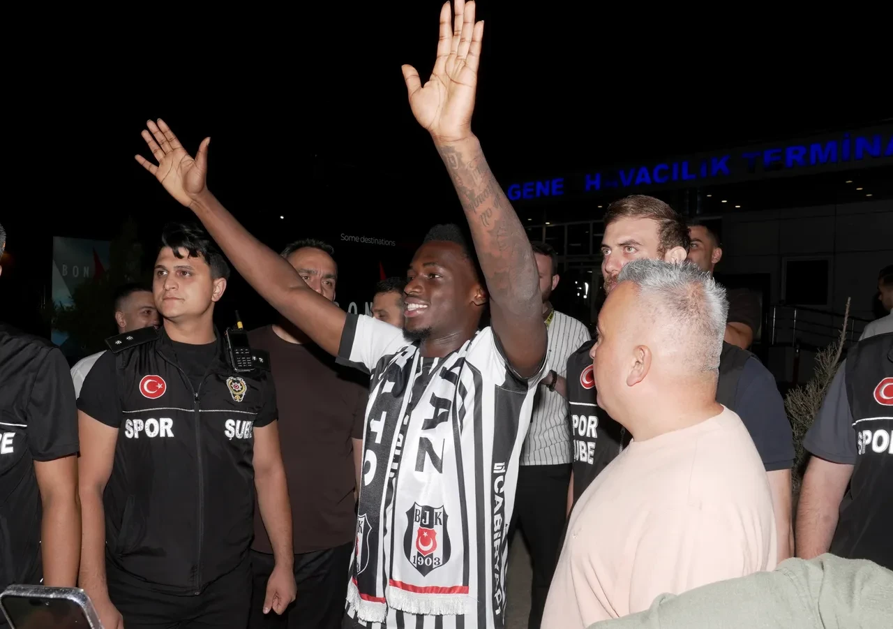 Beşiktaş'ın yeni transferi Ernest Poku İstanbul'da: 17 numara coşkuyla karşılandı