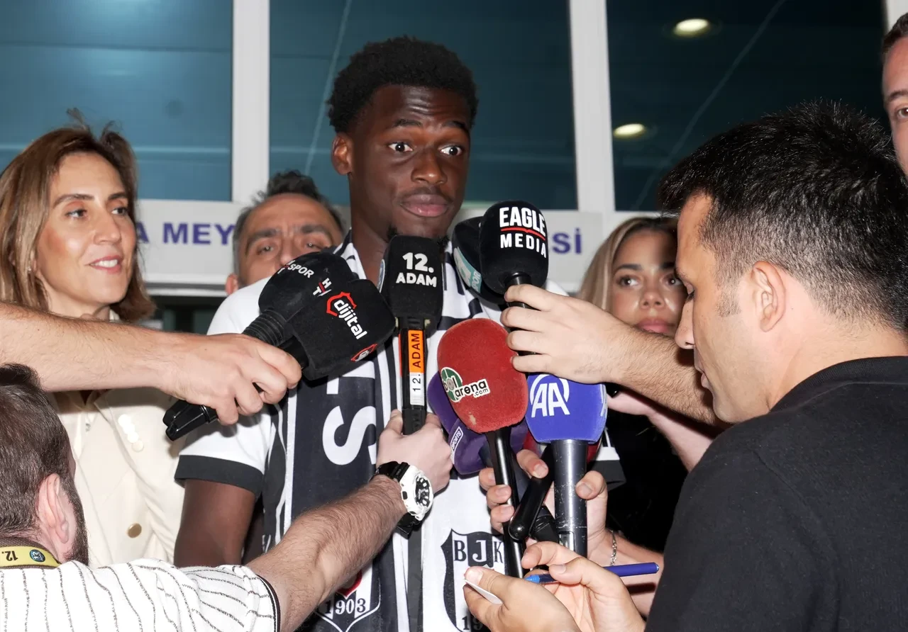 Beşiktaş'ın yeni transferi Ernest Poku İstanbul'da: 17 numara coşkuyla karşılandı