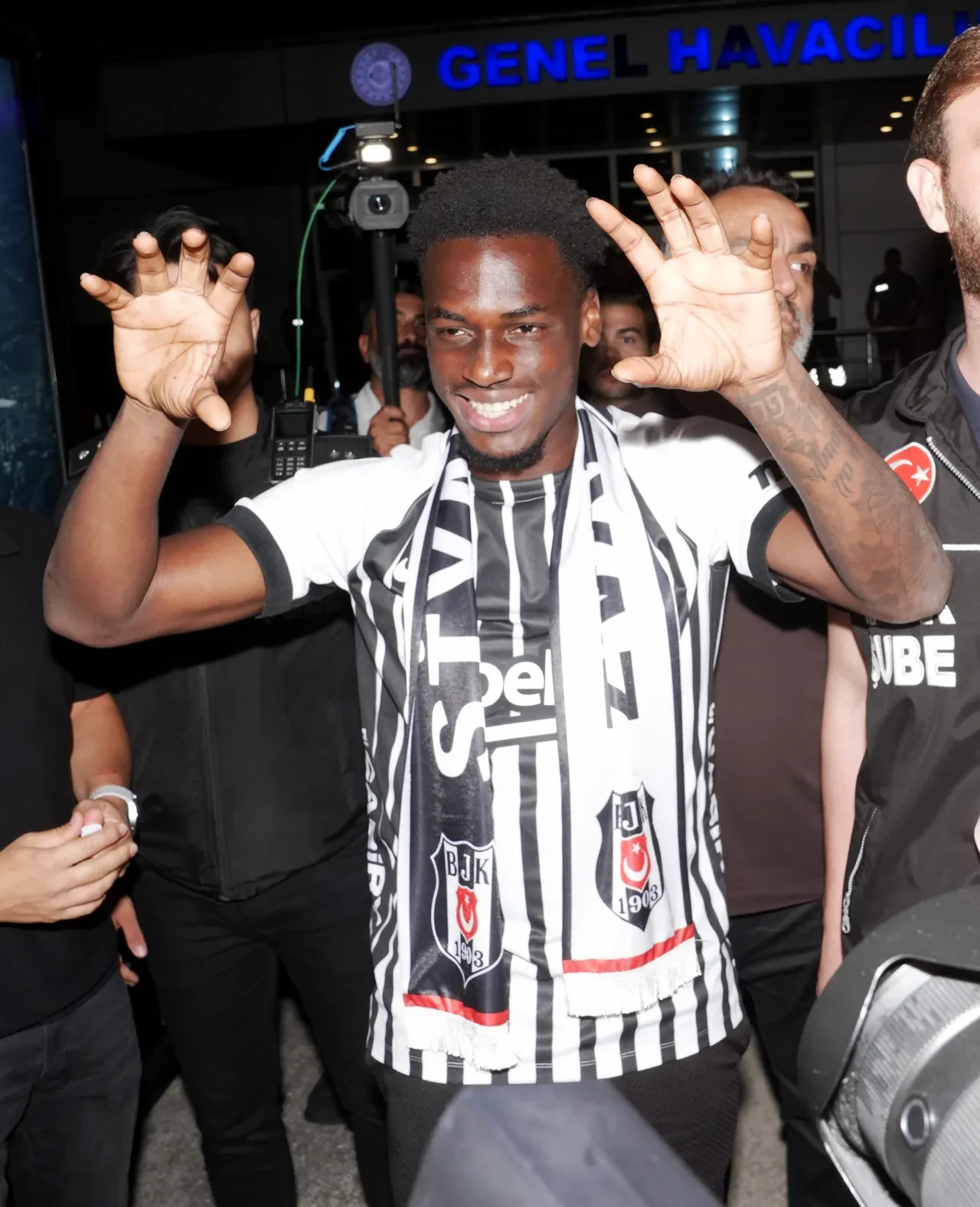 Beşiktaş'ın yeni transferi Ernest Poku İstanbul'da: 17 numara coşkuyla karşılandı