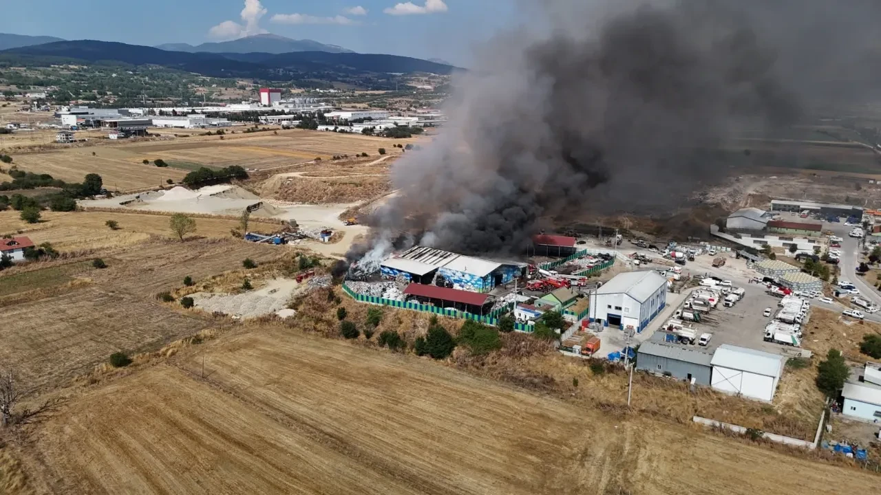 Bolu’da geri dönüşüm tesisinde yangın! Ekipler alevlerle mücadele ediyor