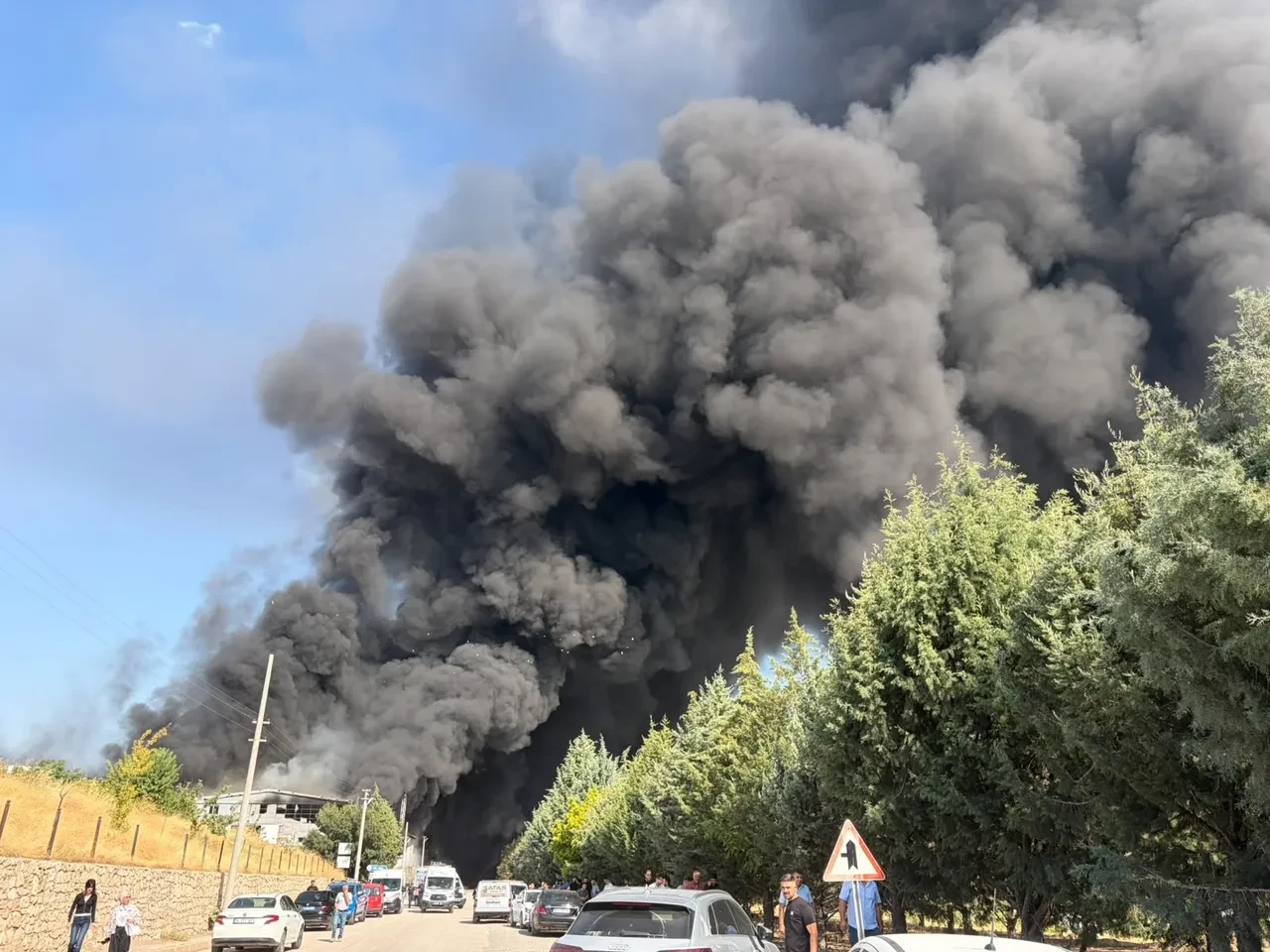 Elazığ’da fabrika yangını! Çok sayıda ekip sevk edildi