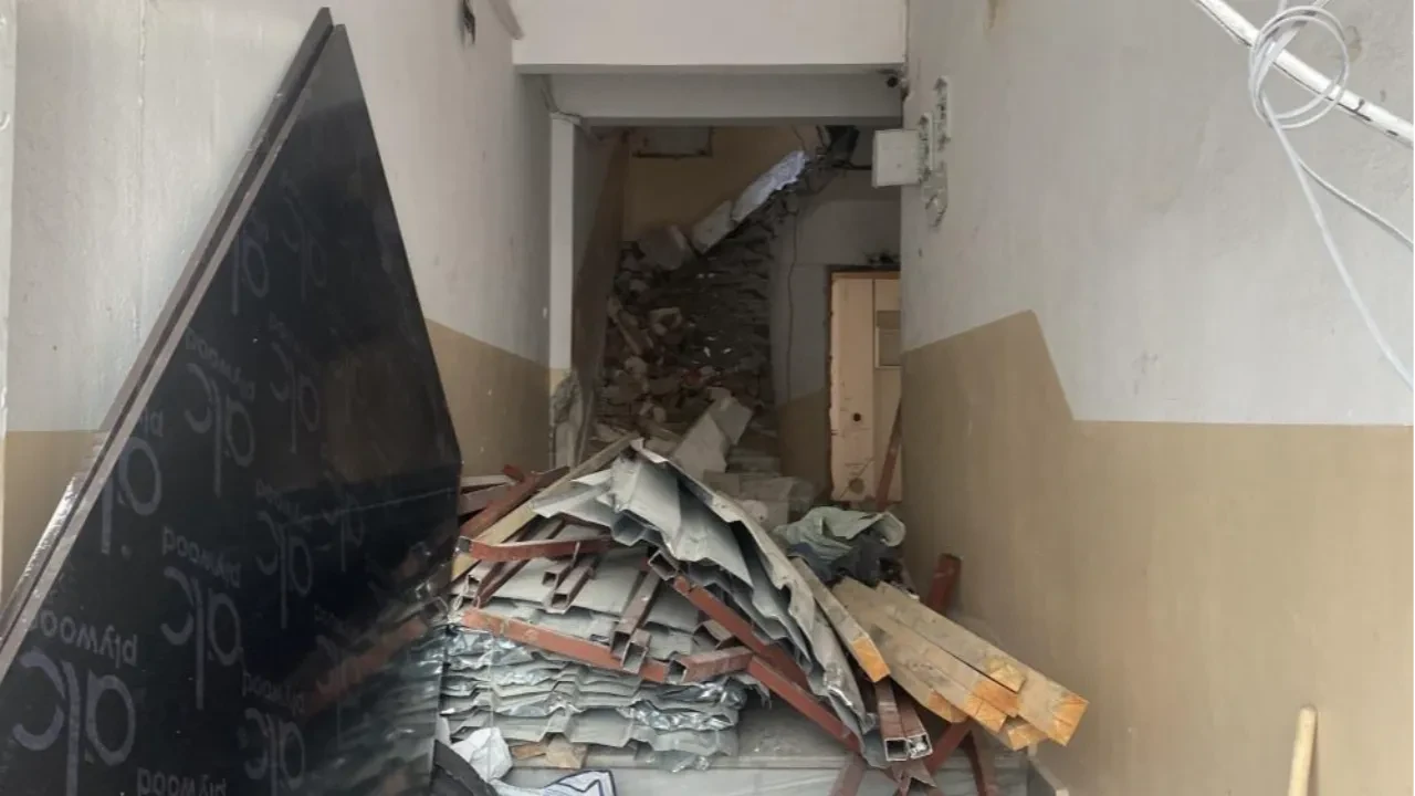 Fatih'te kentsel dönüşüm yıkımında çökme: İş makinesi düştü, 2 işçi yaralandı