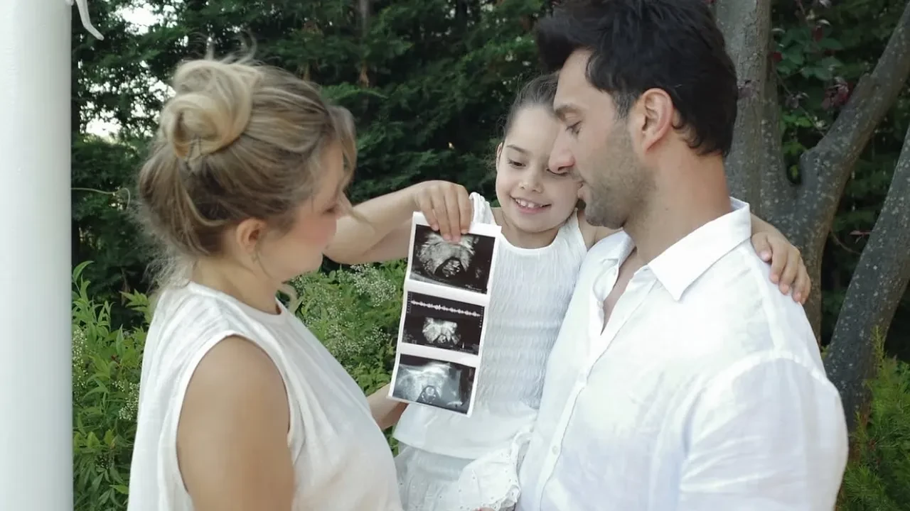 Gamze Erçel'in eşi Caner Yıldırım'dan "4+1" notlu aile pozları! Hande Erçel'in yorumu kafaları karıştırdı