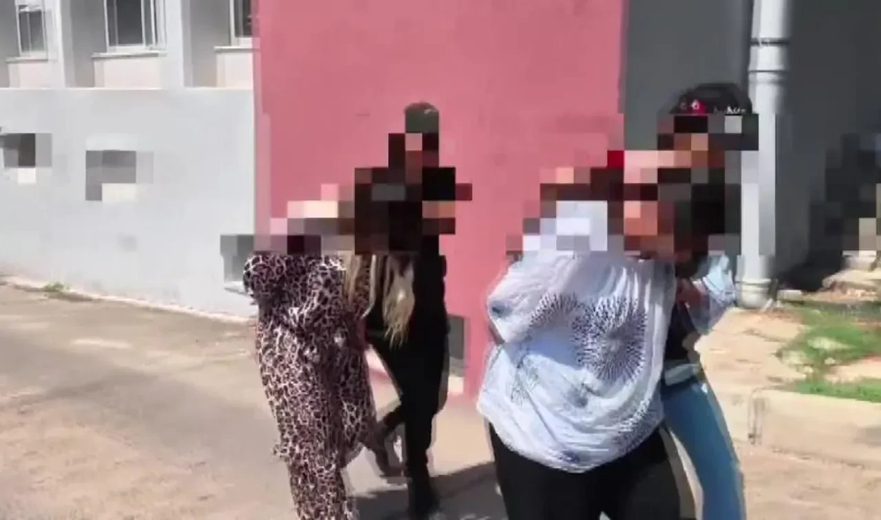 İki kadının bağırsak ve midesinden çıkanlar şoke etti! 