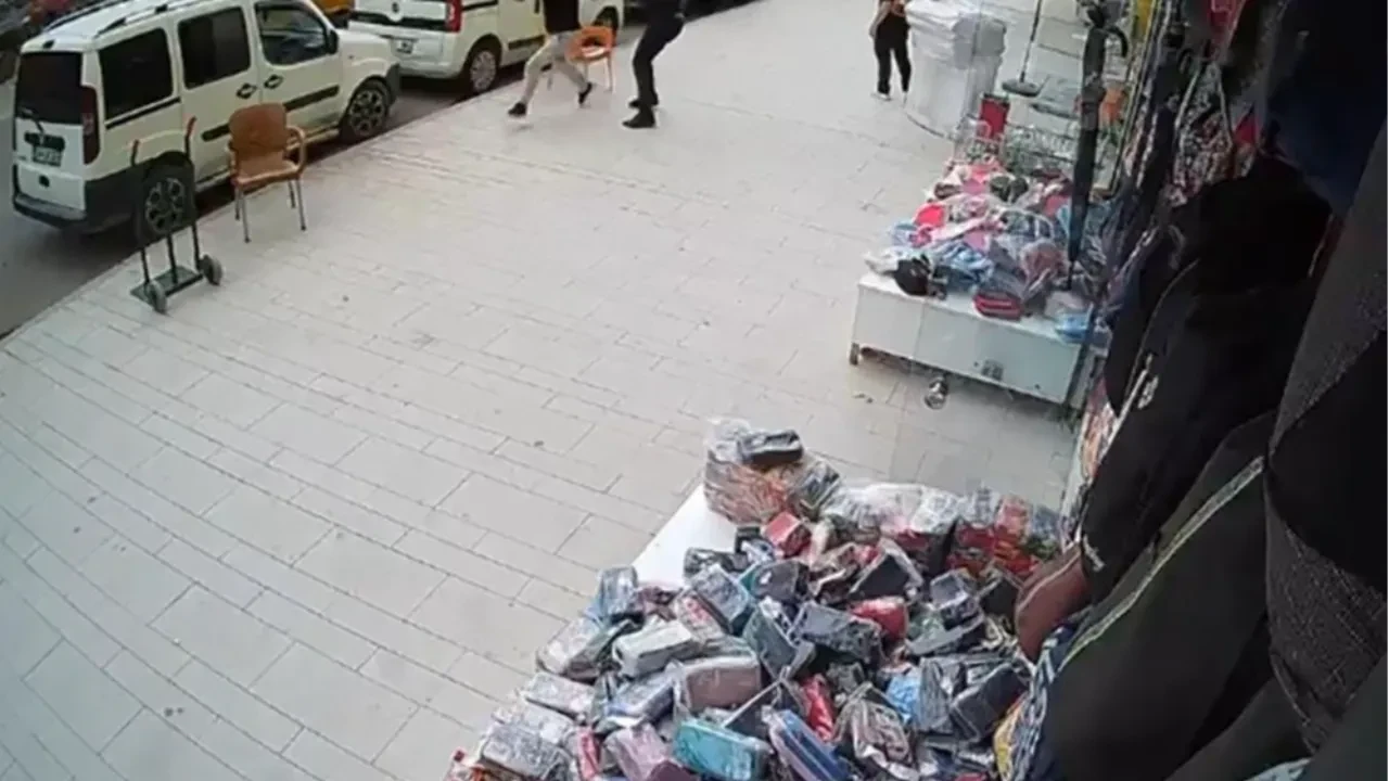 Malatya'da polisten kaçan şüpheliye vatandaştan tekmeli müdahale: O anlar kamerada