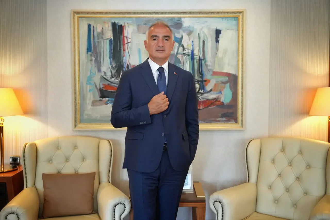 Side’de 390 metrelik anıtsal antik cadde gün yüzüne çıktı! Bakan Ersoy Herakles Kapısı’ndaki yeni bulguları paylaştı