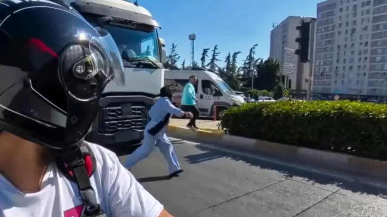 Tırın önünden geçmeye çalışan kadın ölümden döndü! Korkunç anlar kamerada 