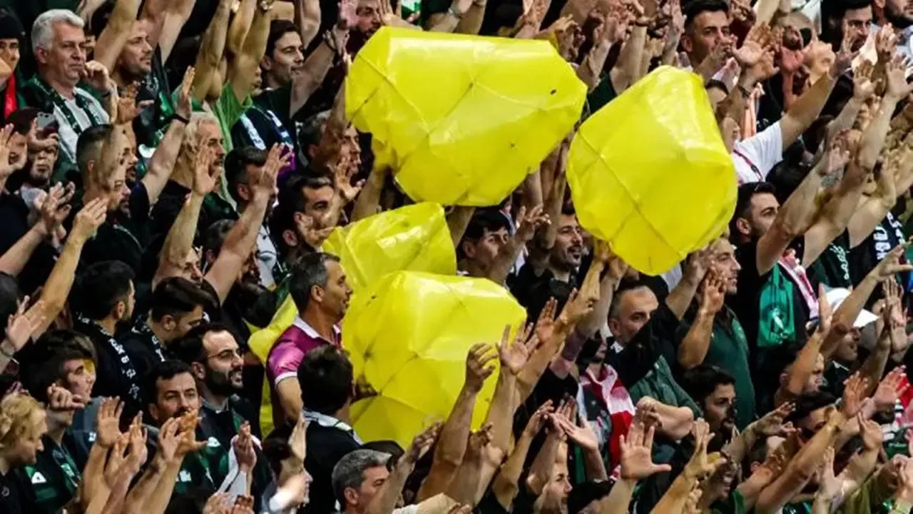 Tribünde 'sarı poşet' sallayan 5 kişi hakkında karar verildi