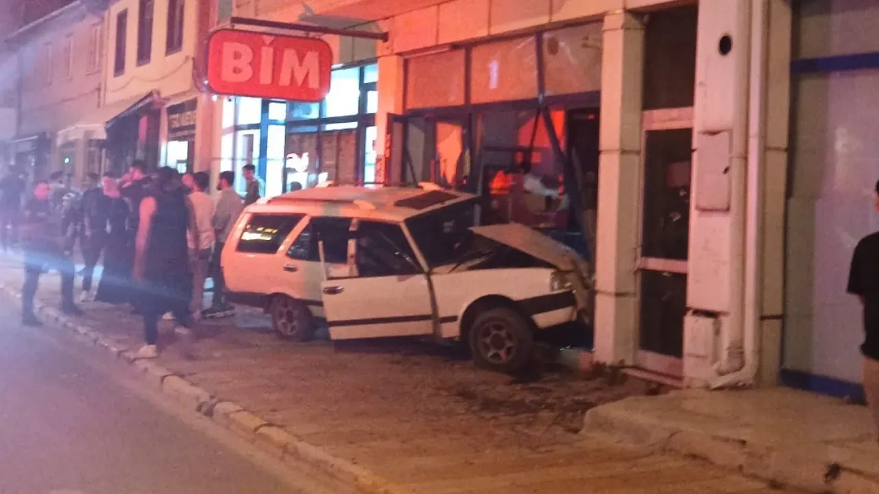 Afyonkarahisar'da kontrolden çıkan araç markete daldı! O anlar kamerada