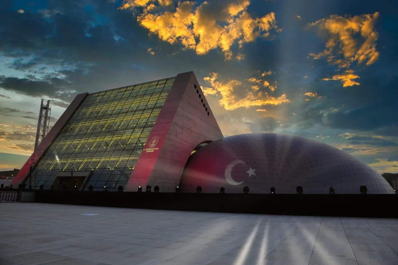 Bakan Ersoy CSO Ada Ankara’nın yeni sezon programını duyurdu!