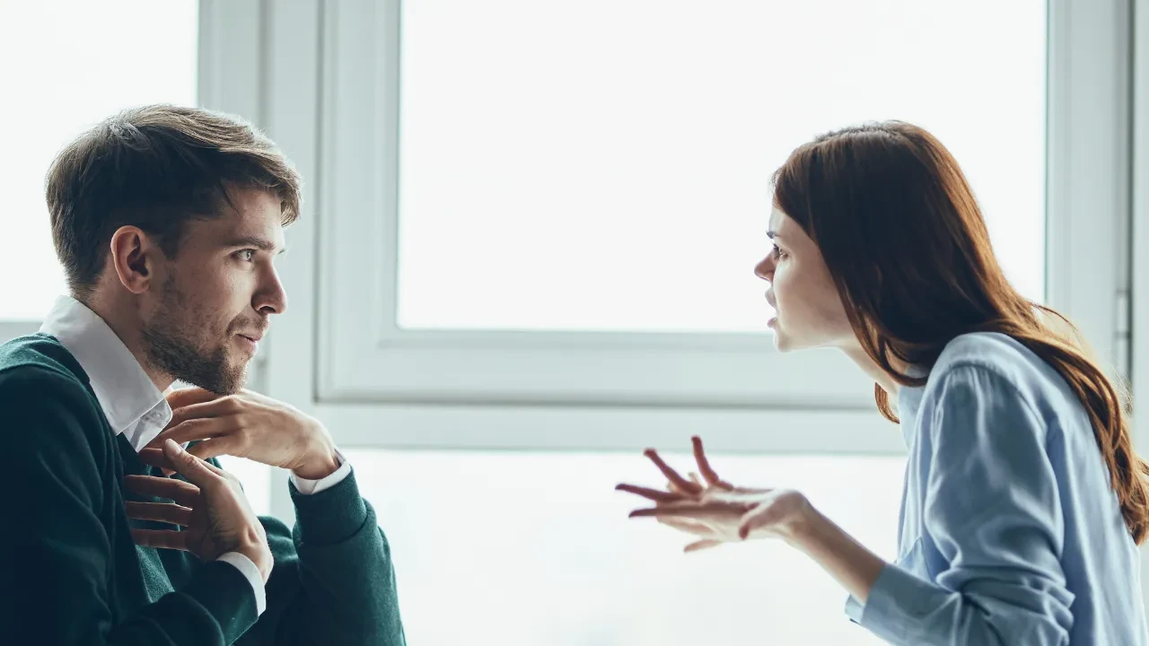 Bir insanın yalan söylediğini ele veren en güçlü işaret! Beden dili uzmanı açıkladı