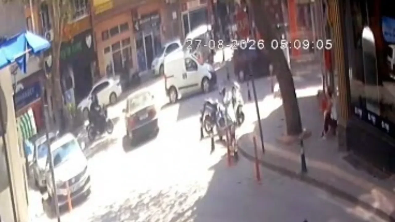 Bursa'da otomobil ile motosiklet çarpıştı: Kaza anı kamerada