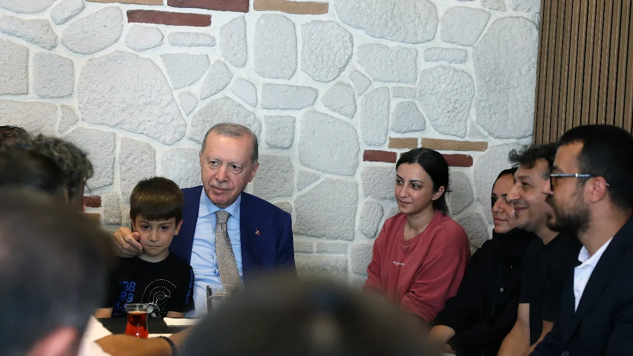 Cumhurbaşkanı Erdoğan'a esnaf ziyareti sırasında vatandaşlardan sevgi seli
