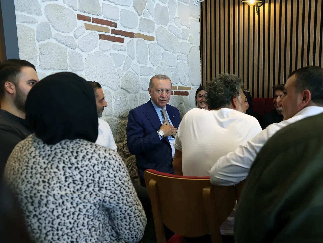 Cumhurbaşkanı Erdoğan'a esnaf ziyareti sırasında vatandaşlardan sevgi seli