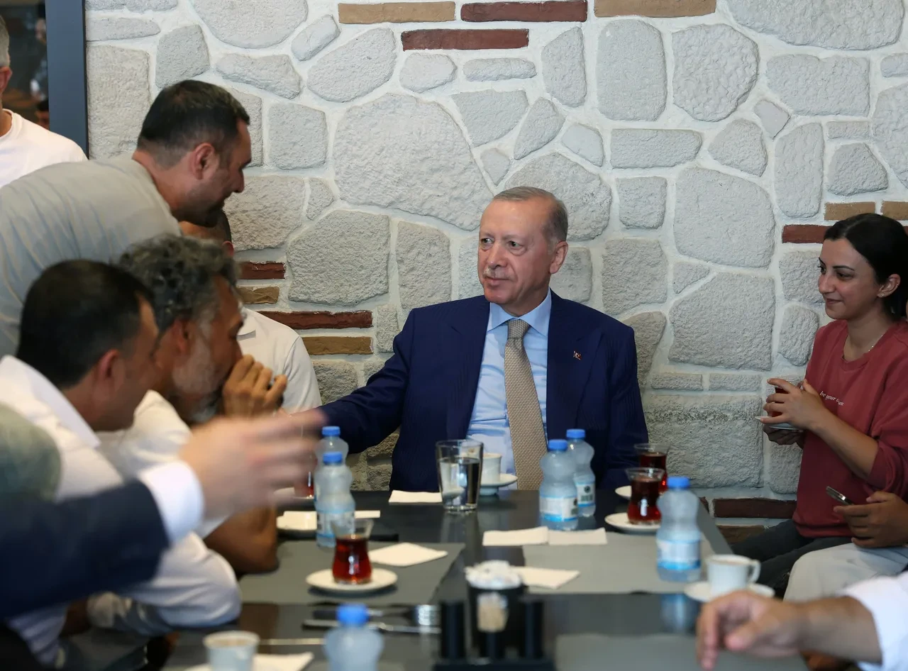 Cumhurbaşkanı Erdoğan'a esnaf ziyareti sırasında vatandaşlardan sevgi seli
