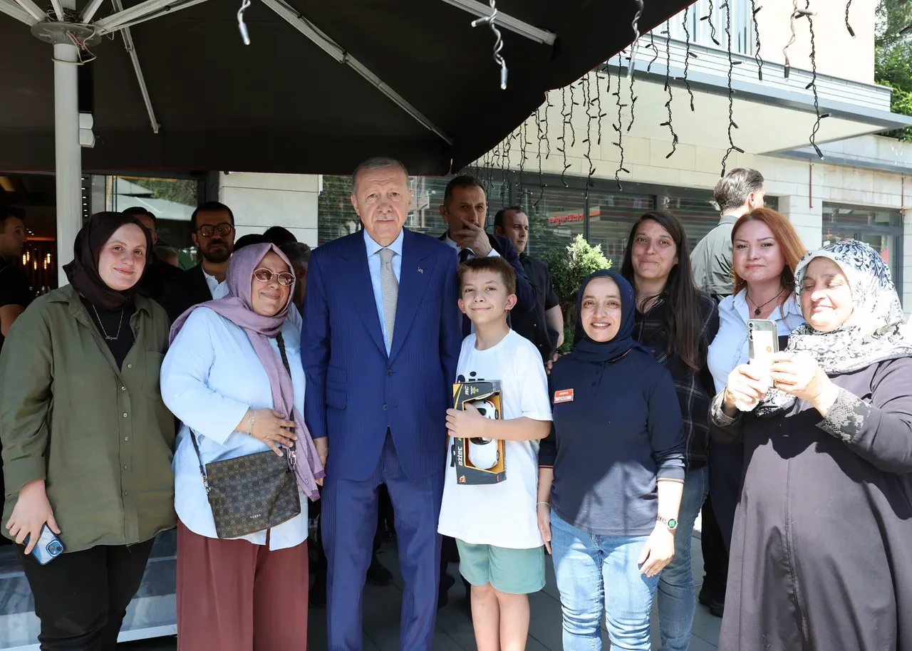 Cumhurbaşkanı Erdoğan'a esnaf ziyareti sırasında vatandaşlardan sevgi seli
