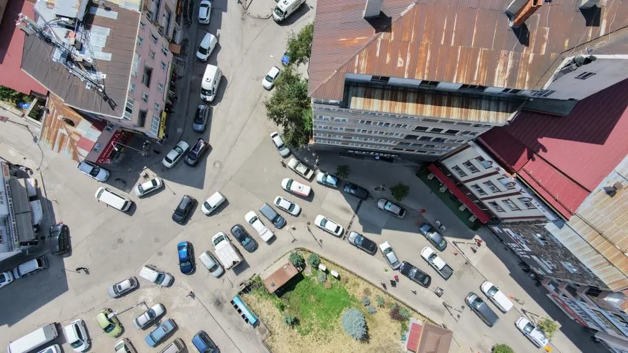 Esnafı canından bezirdi! Ters yön tabelası yetmedi, esnaf bir tabela daha astı