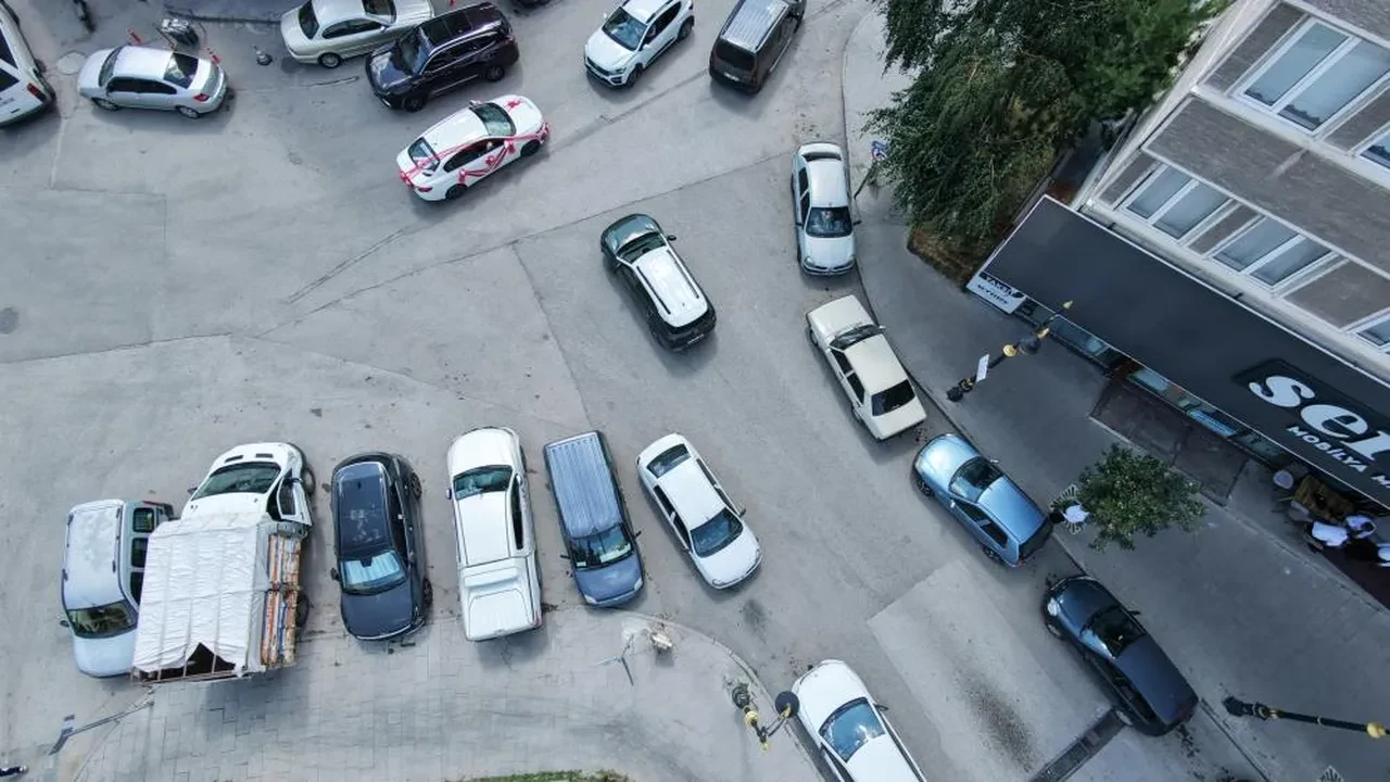 Esnafı canından bezirdi! Ters yön tabelası yetmedi, esnaf bir tabela daha astı