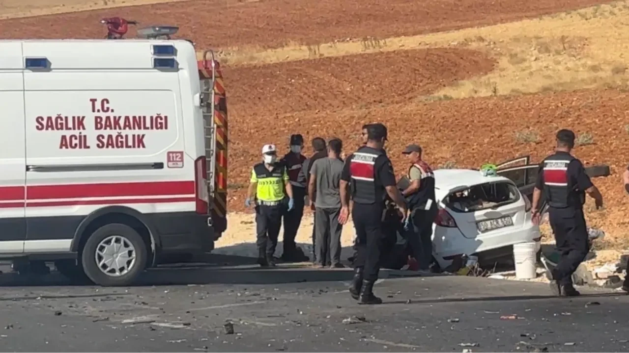 Gaziantep’te feci kaza! İki araç kafa kafaya çarpıştı, ölü ve yaralılar var