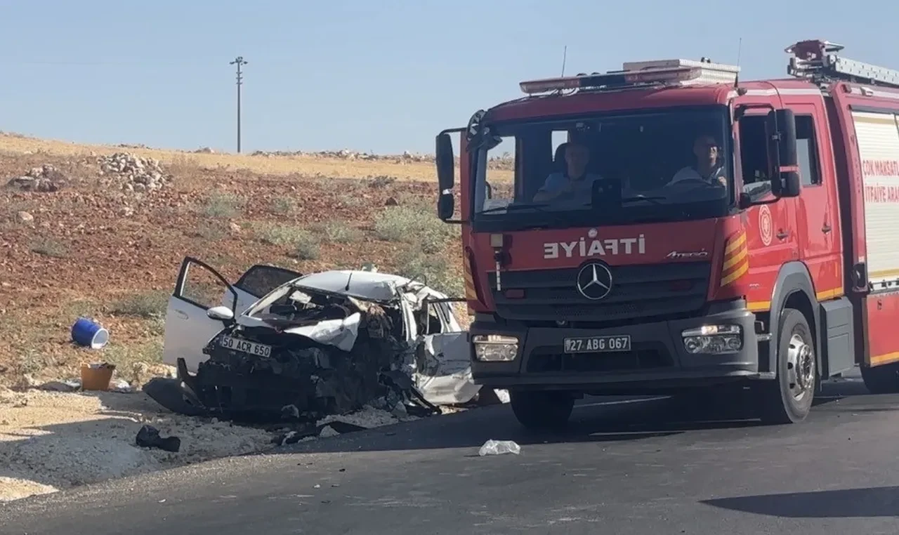 Gaziantep’te feci kaza! İki araç kafa kafaya çarpıştı, ölü ve yaralılar var