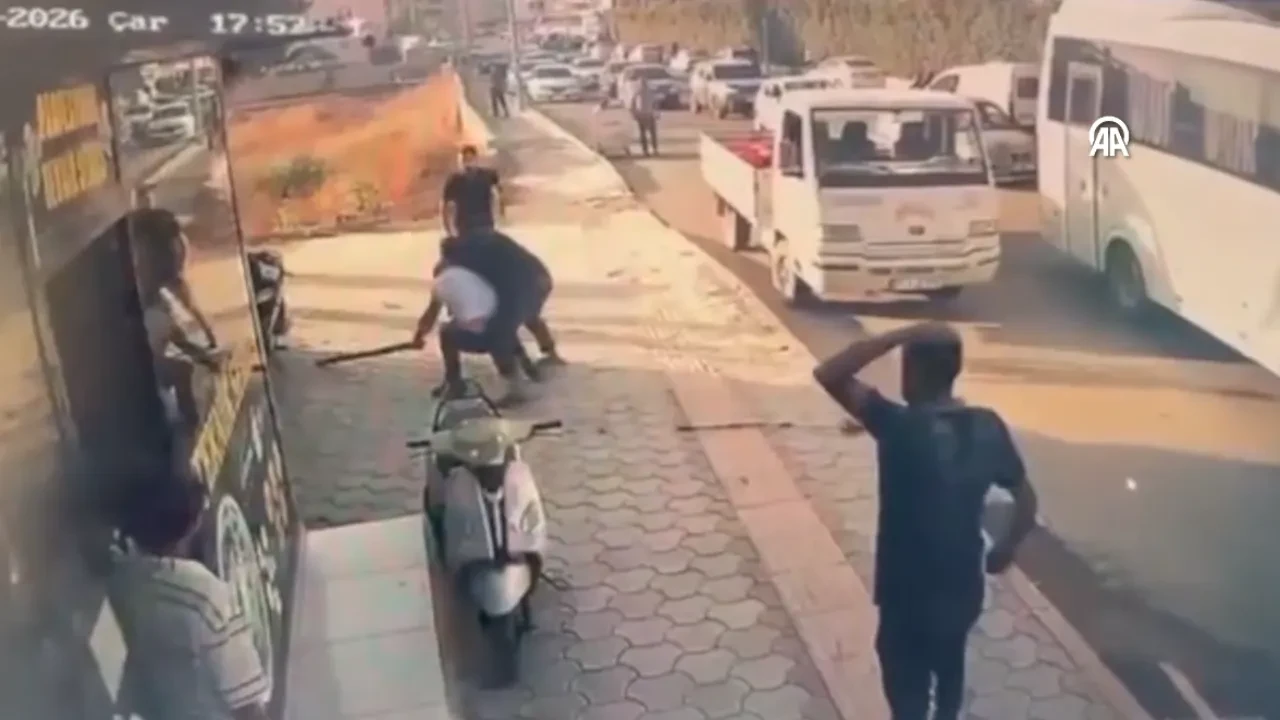 Hatay’da sopalı kavga kamerada! Acımadan vurdular
