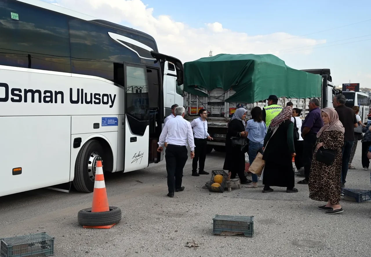 Kırıkkale'de yolcu otobüsü ile 2 tır çapıştı: 1 yaralı