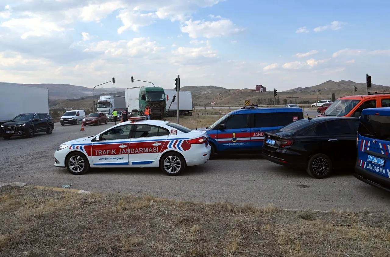 Kırıkkale'de yolcu otobüsü ile 2 tır çapıştı: 1 yaralı