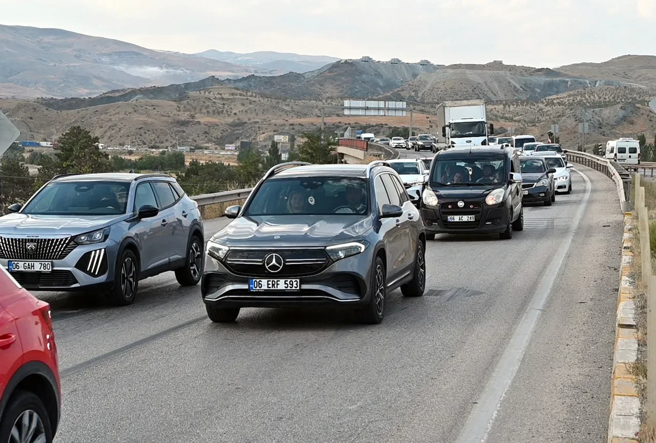Kırıkkale'de yolcu otobüsü ile 2 tır çapıştı: 1 yaralı