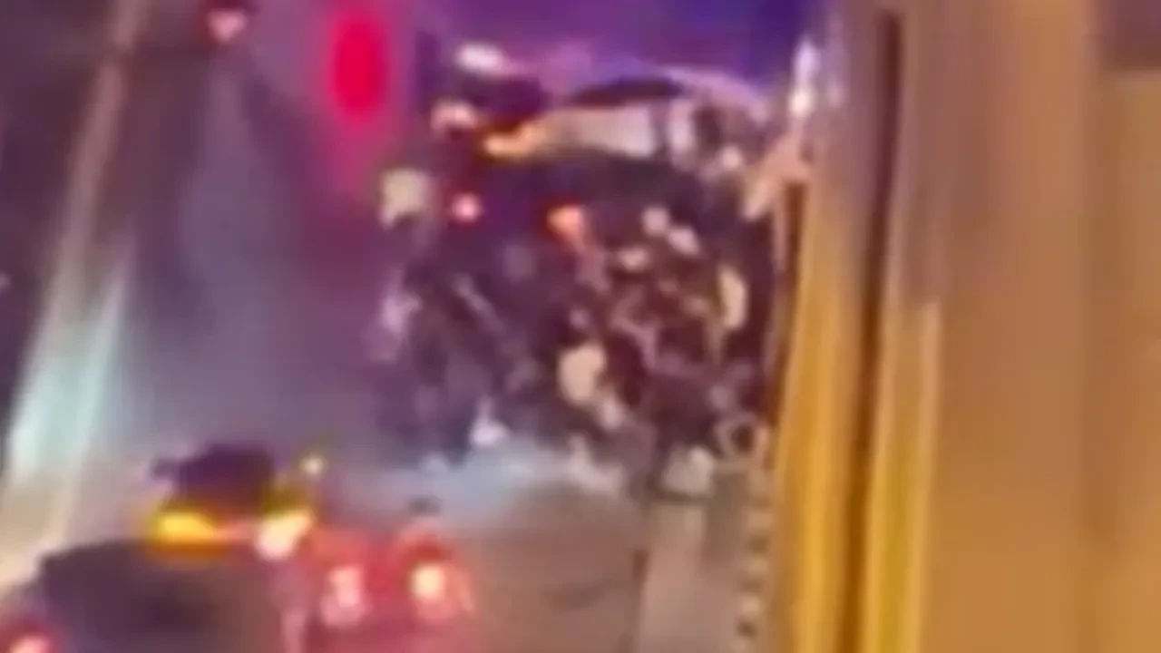 Küçükçekmece’de şüpheli araç kovalamacası faciayla bitti: 3 yunus polisi yaralandı