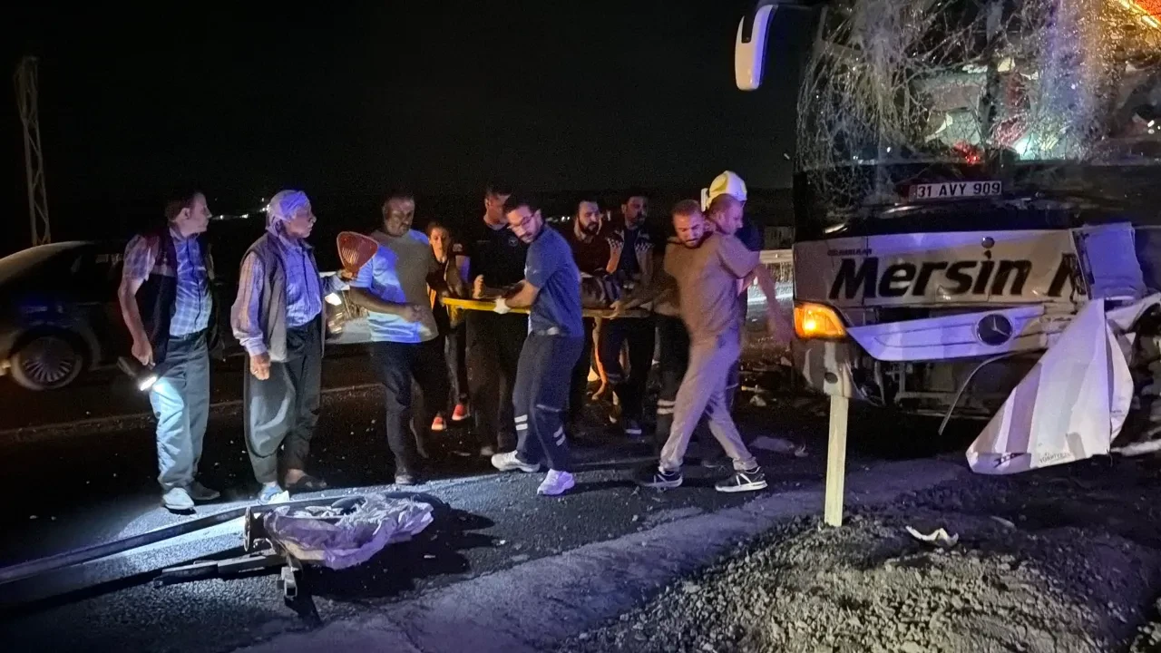 Malazgirt Zaferi kutlamalarından dönen otobüs kaza yaptı: Çok sayıda yaralı var