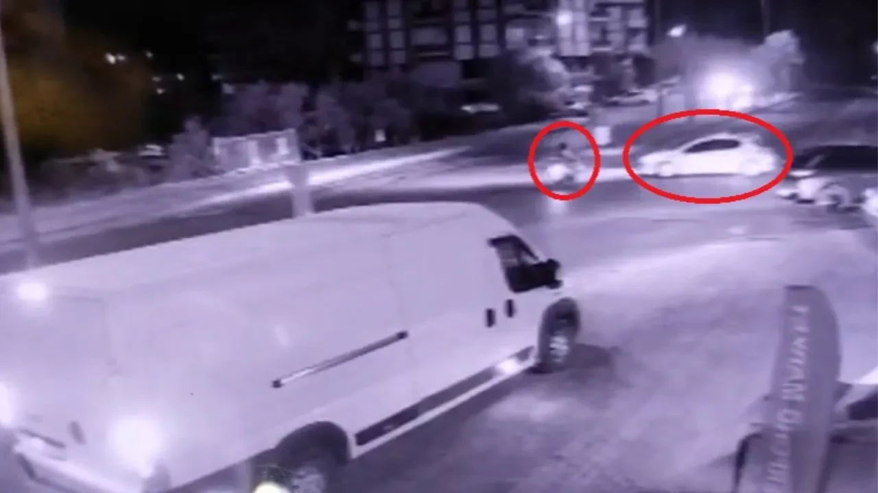 Otomobille çarpışan motosikletlinin böyle yola savruldu! O anlar kamerada