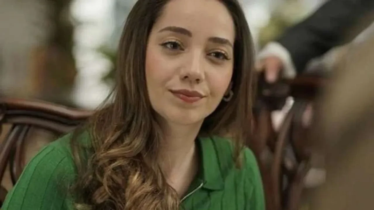 Özge Özacar’ın yeni imajı olay oldu! Ünlü oyuncunun son hali dikkat çekti