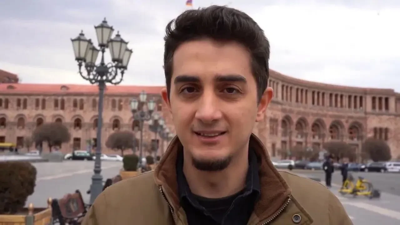 Ruhi Çenet kimdir, kaç yaşında, aslen nereli? Ruhi Çenet evli mi, çocukları var mı? Ruhi Çenet kimin oğlu?