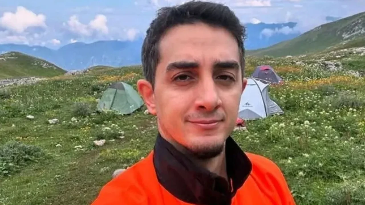 Ruhi Çenet kimdir, kaç yaşında, aslen nereli? Ruhi Çenet evli mi, çocukları var mı? Ruhi Çenet kimin oğlu?