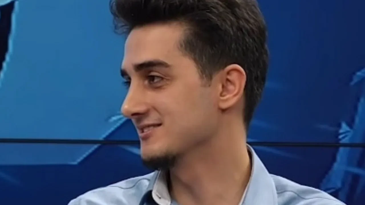 Ruhi Çenet kimdir, kaç yaşında, aslen nereli? Ruhi Çenet evli mi, çocukları var mı? Ruhi Çenet kimin oğlu?